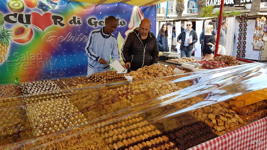 ממתקים ומאפים מקומיים בשוק ב Marsaxlokk 